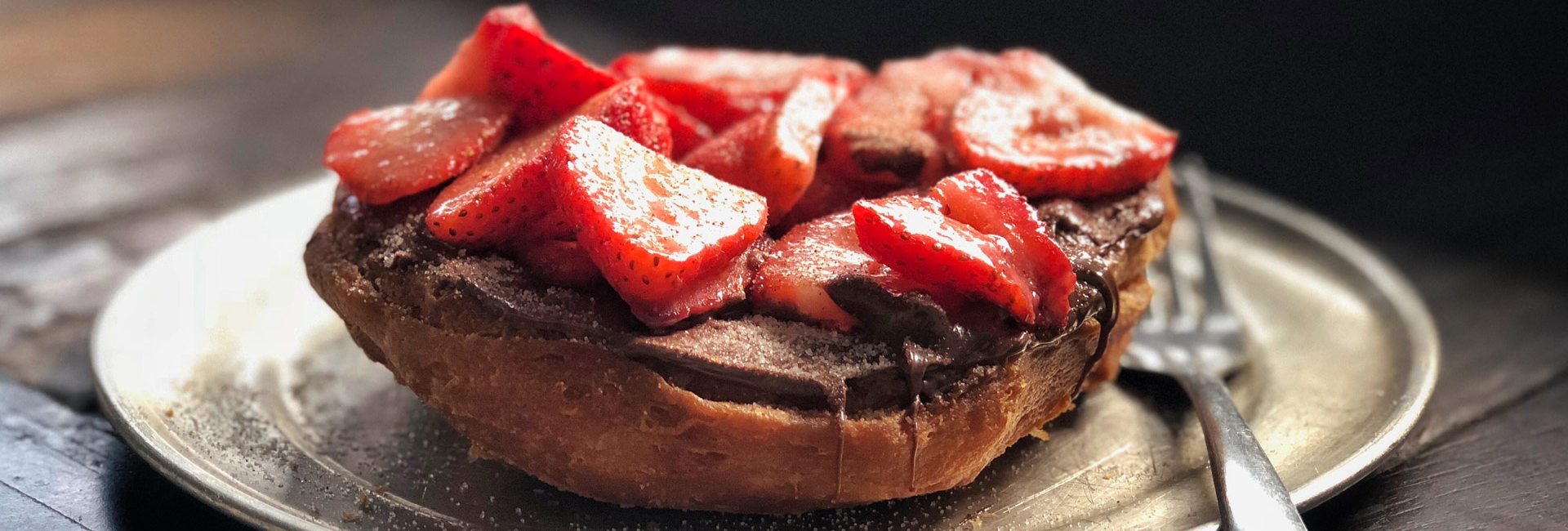 strawberries and hazelnut spread