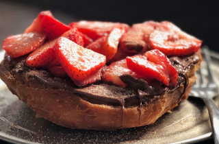 strawberries and hazelnut spread