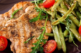 Plate with grilled chicken and vegetables