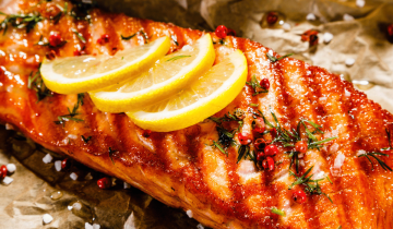 Barbecued fish with lemon slices on top